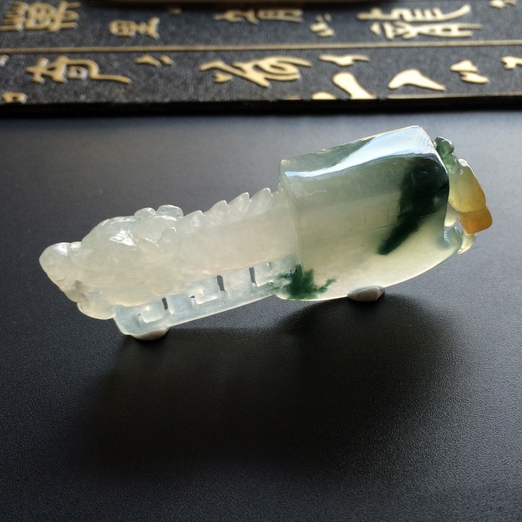 （超值推荐）糯冰种飘花略带黄翡府上有龙挂件