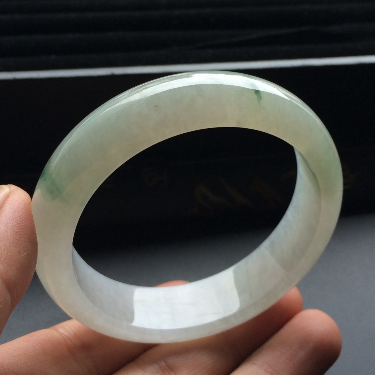 （超值推荐）糯冰种飘花手镯（55.7mm）