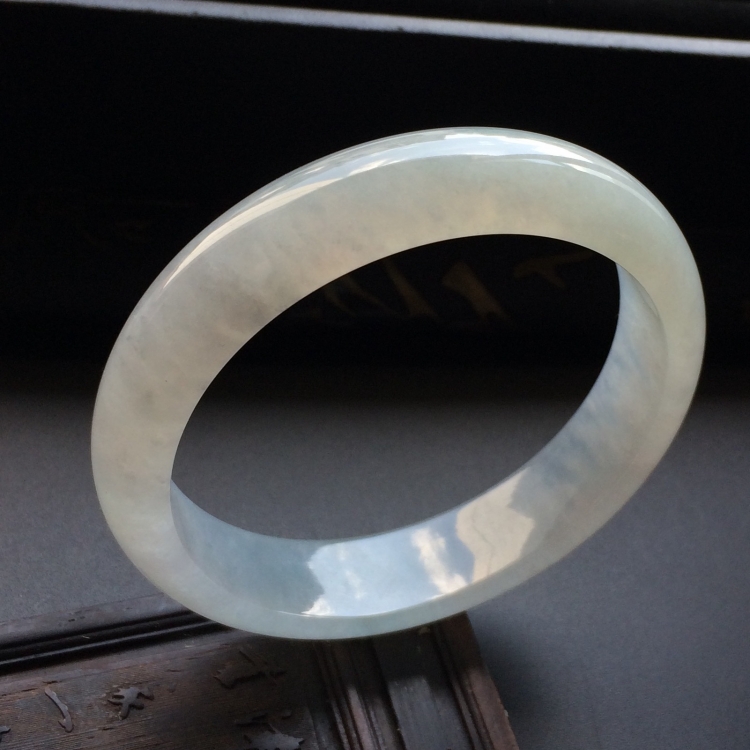 （超值推荐）糯冰种淡晴水手镯（56.5mm）