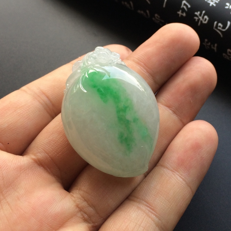 （超值推荐）糯冰种飘翠寿桃挂件