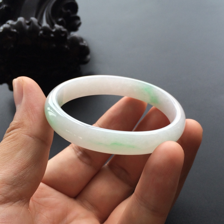 (超值推荐)糯冰种淡春带彩贵妃镯(53mm-46.5mm)