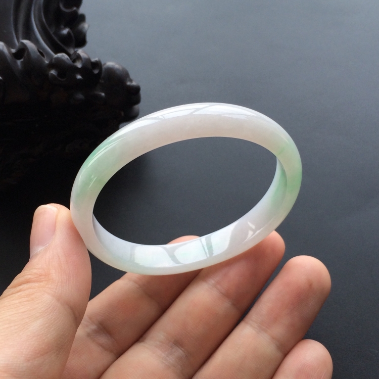(超值推荐)糯冰种淡春带彩贵妃镯(53mm-46.5mm)