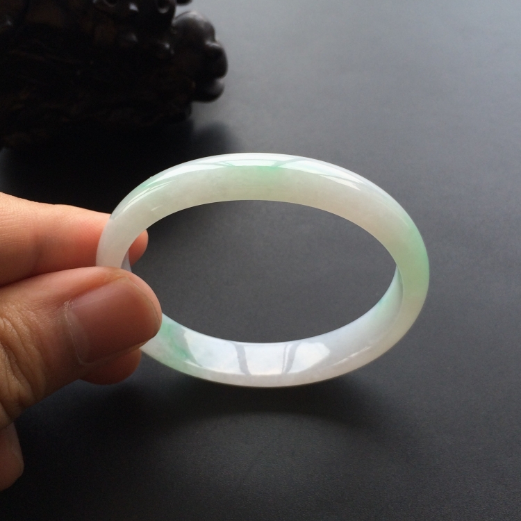 (超值推荐)糯冰种淡春带彩贵妃镯(53mm-46.5mm)