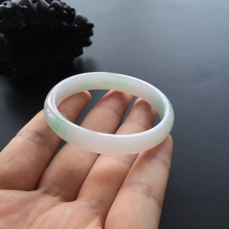 (超值推荐)糯冰种淡春带彩贵妃镯(53mm-46.5mm)