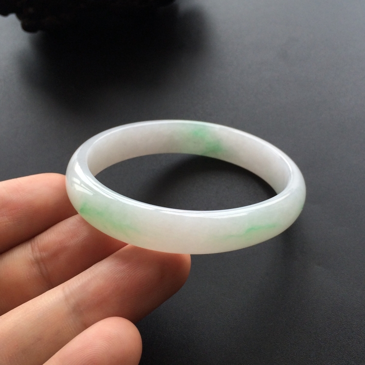 (超值推荐)糯冰种淡春带彩贵妃镯(53mm-46.5mm)