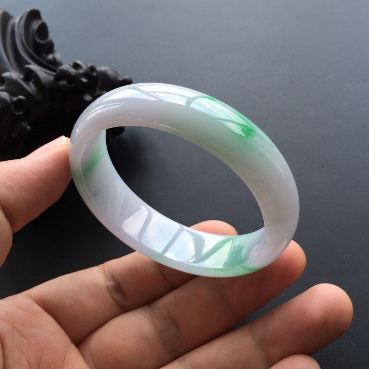 (超值推荐)糯冰种春带彩贵妃镯(55.7mm-48.8mm)