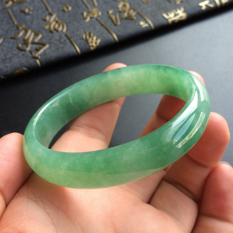 (超值推荐)糯冰种绿晴水贵妃镯(57.3mm-49.9mm)