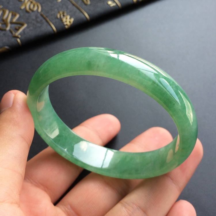 (超值推荐)糯冰种绿晴水贵妃镯(57.3mm-49.9mm)