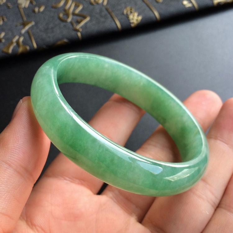 (超值推荐)糯冰种绿晴水贵妃镯(57.3mm-49.9mm)