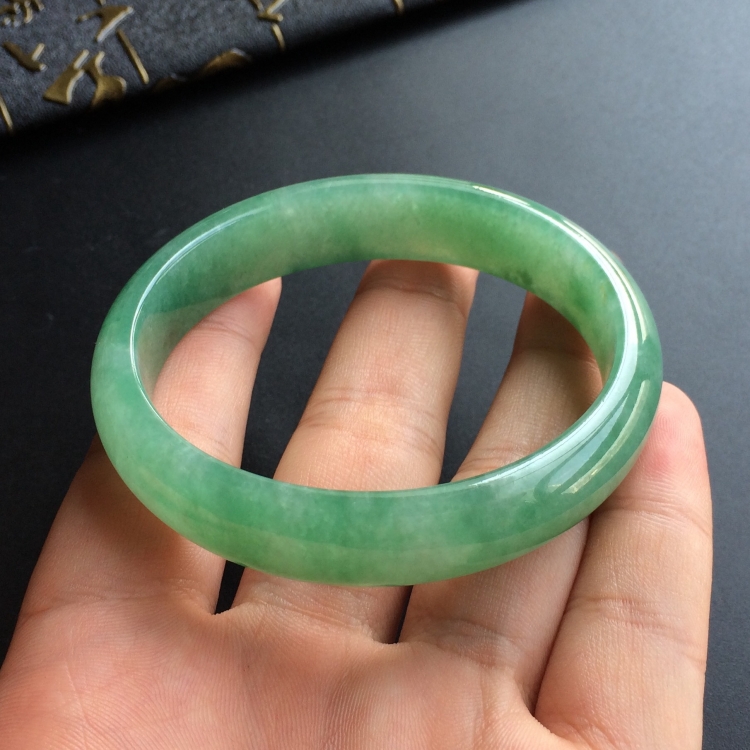 (超值推荐)糯冰种绿晴水贵妃镯(57.3mm-49.9mm)