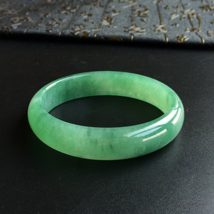 (超值推荐)糯冰种绿晴水贵妃镯(57.3mm-49.9mm)