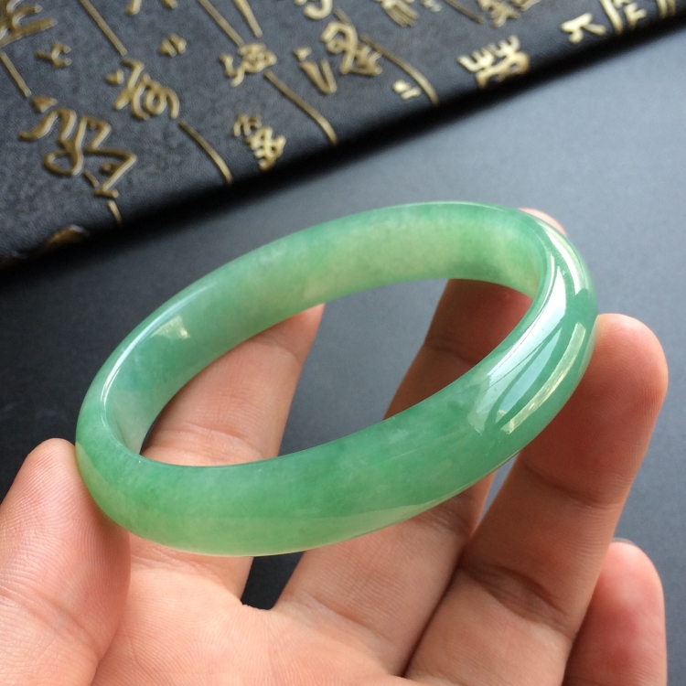 (超值推荐)糯冰种绿晴水贵妃镯(57.8mm-49.6mm)