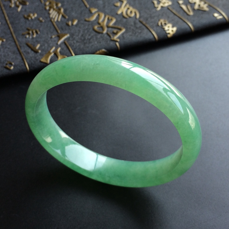 (超值推荐)糯冰种绿晴水贵妃镯(57.8mm-49.6mm)