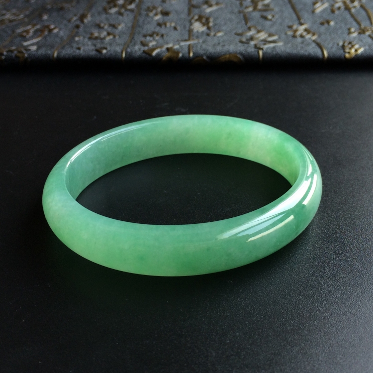 (超值推荐)糯冰种绿晴水贵妃镯(57.8mm-49.6mm)