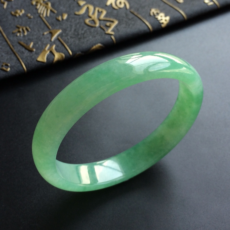 (超值推荐)糯冰种绿晴水贵妃镯(57.8mm-49.6mm)