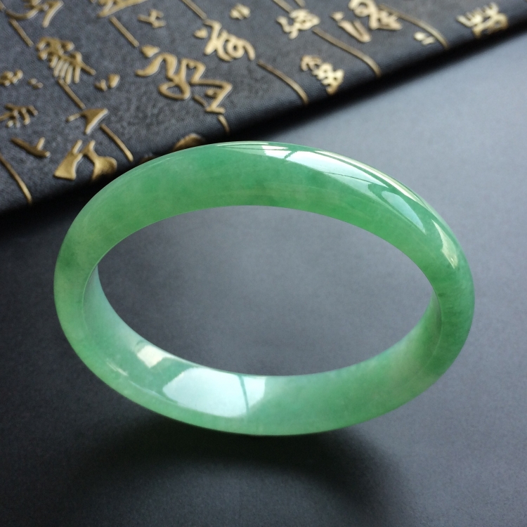 (超值推荐)糯冰种绿晴水贵妃镯(57.8mm-49.6mm)
