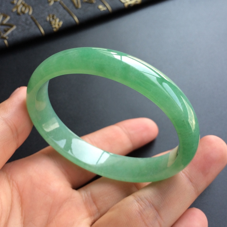 (超值推荐)糯冰种绿晴水贵妃镯(57.8mm-49.6mm)