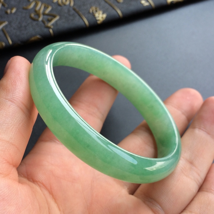 (超值推荐)糯冰种绿晴水贵妃镯(57.8mm-49.6mm)