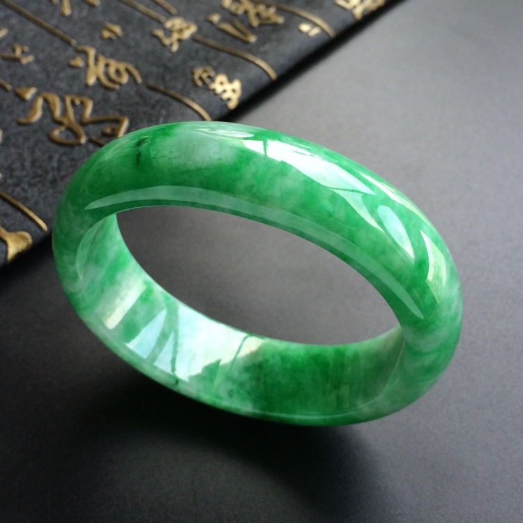 (超值推荐)糯冰种翠色贵妃镯(54.6mm-46.5mm)