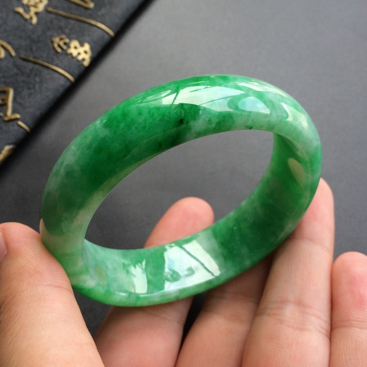 (超值推荐)糯冰种翠色贵妃镯(54.6mm-46.5mm)