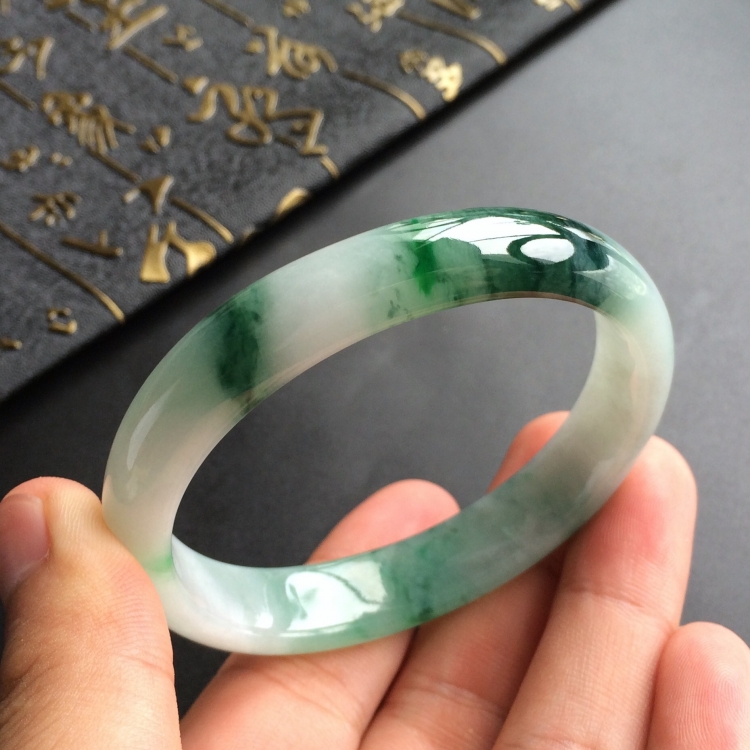 （超值推荐）糯冰种飘花贵妃镯(55.1mm-46.7mm)