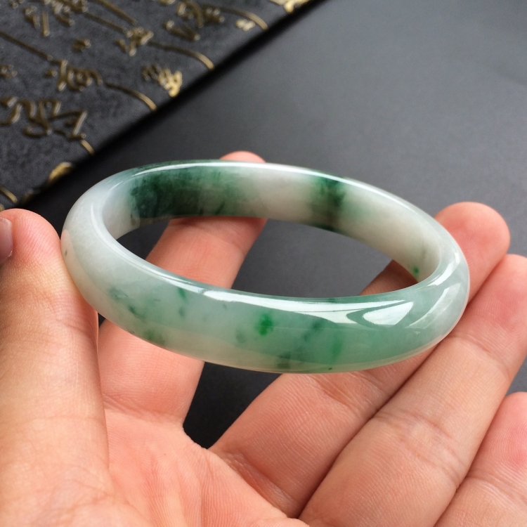 （超值推荐）糯冰种飘花贵妃镯(55.1mm-46.7mm)