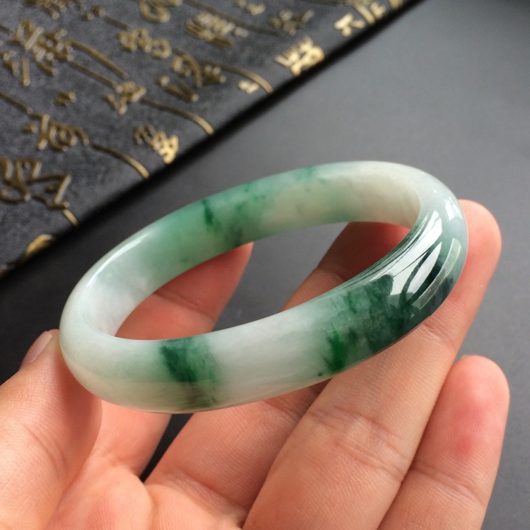 （超值推荐）糯冰种飘花贵妃镯(55.1mm-46.7mm)
