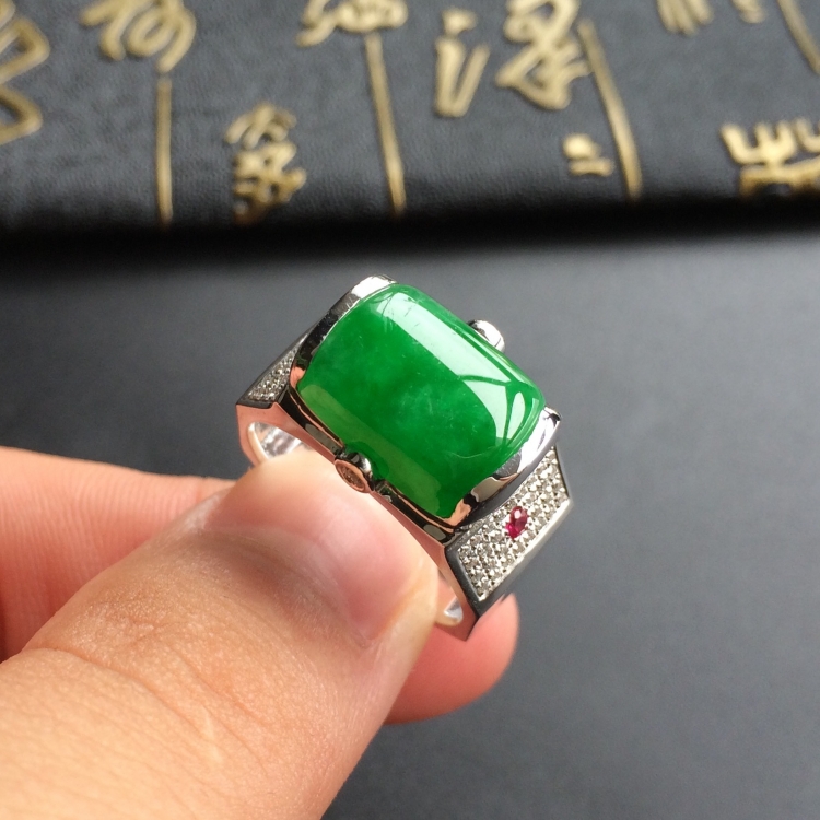 (超值推荐)冰种阳绿镶白金钻石戒指(男戒)
