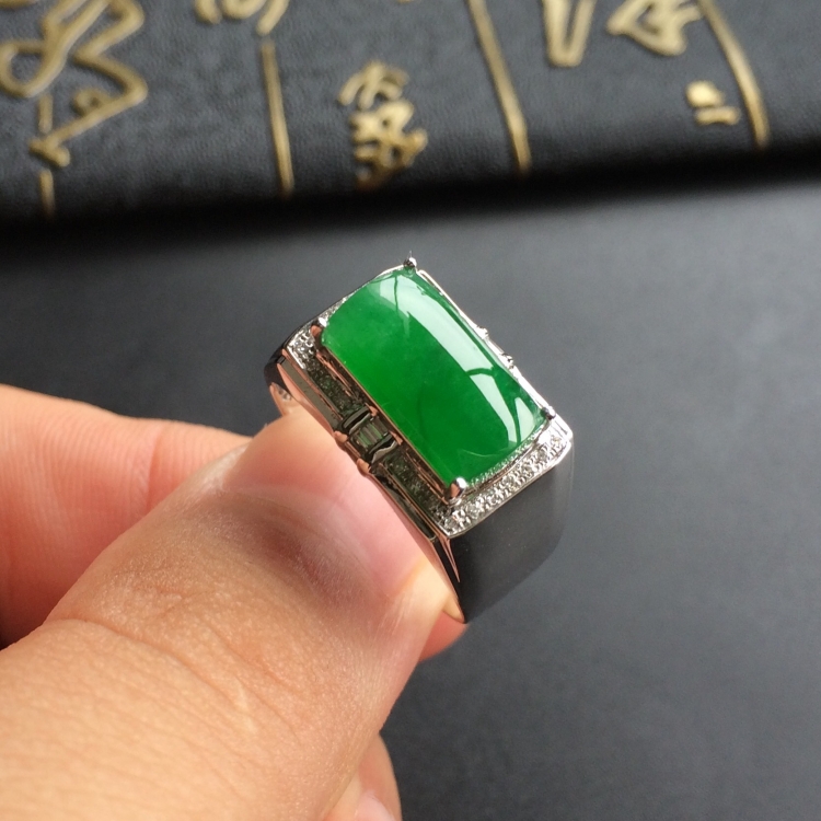 (超值推荐)冰种阳绿镶白金钻石戒指(男戒)