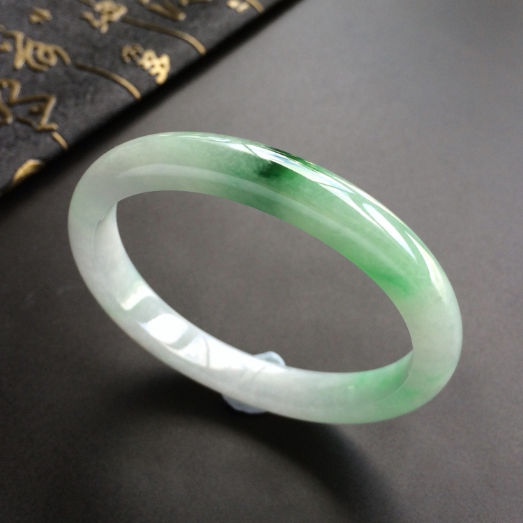 (超值推荐)糯冰种飘花贵妃镯(54.5mm-47.6mm)
