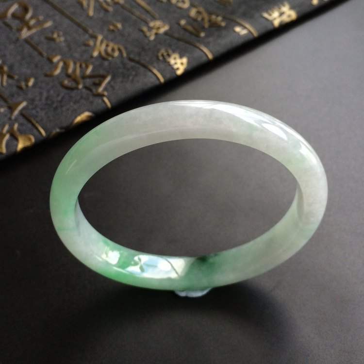 (超值推荐)糯冰种飘花贵妃镯(54.5mm-47.6mm)