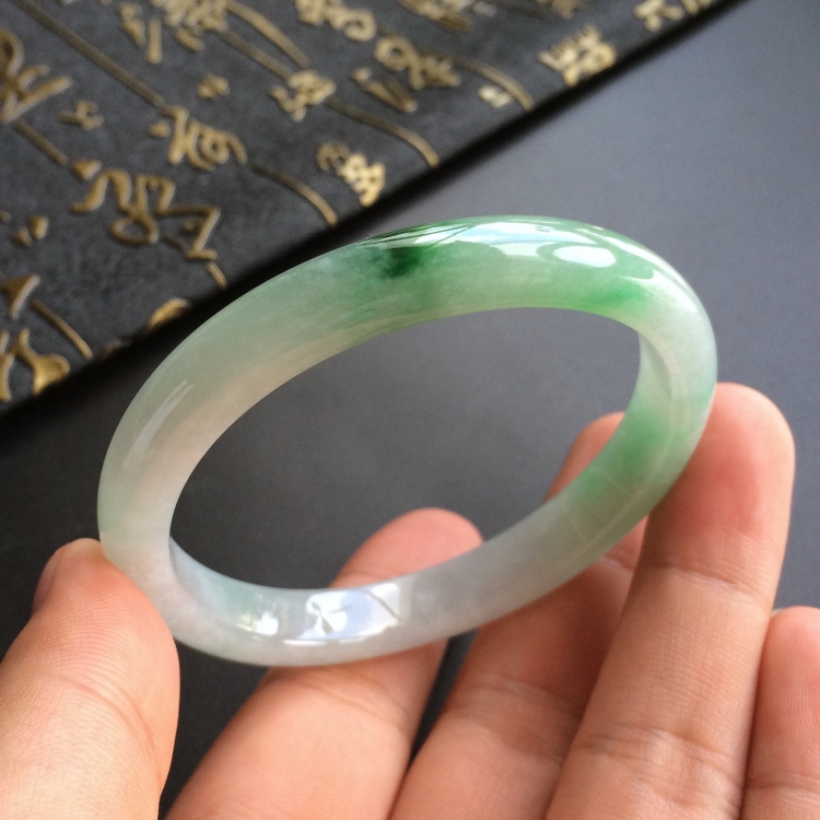 (超值推荐)糯冰种飘花贵妃镯(54.5mm-47.6mm)