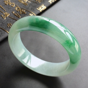 (超值推荐)糯冰种飘翠手镯(57.5mm)