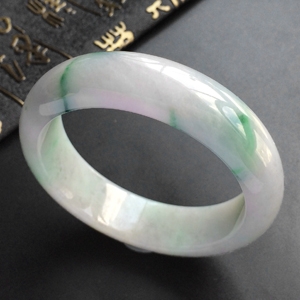 (超值推荐)糯冰种飘绿花手镯(55.2mm)