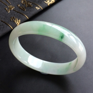 (超值推荐)糯冰种飘绿花贵妃镯(57.1mm-49.5mm)