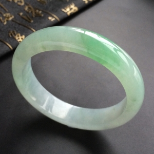 (超值推荐)糯冰种略飘翠手镯(55.8mm))