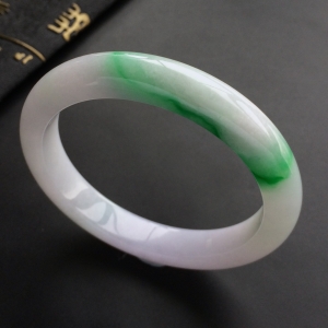 (超值推荐)糯冰种淡春带彩手镯(53.1mm)
