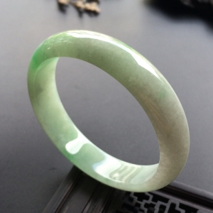 （超值推荐）糯冰种略飘翠贵妃镯（54.6mm-48.7mm）