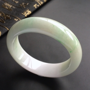 (超值推荐)糯冰种略飘翠手镯(56.8mm)