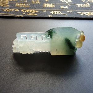 （超值推荐）糯冰种飘花略带黄翡府上有龙挂件
