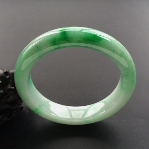 (超值推荐)糯冰种飘翠手镯(56.7mm)