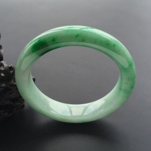 (超值推荐)糯冰种飘翠手镯(56mm)