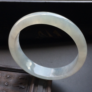 （超值推荐）糯冰种淡晴水手镯（56.5mm）