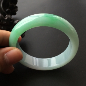 (超值推荐)糯冰种飘翠手镯(54.4mm)