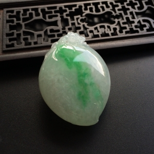 （超值推荐）糯冰种飘翠寿桃挂件