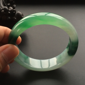 (超值推荐)糯冰种飘花带翠手镯(59.5mm)