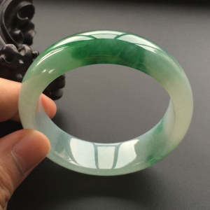 (超值推荐)糯冰种飘绿花手镯(57.5mm)