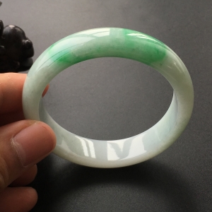 (超值推荐)糯冰种飘翠手镯(54.3mm)
