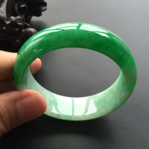 (超值推荐)糯冰种阳绿手镯(56.5mm)