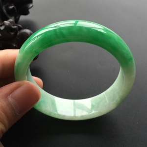 (超值推荐)糯冰种翠色手镯(55.3mm)